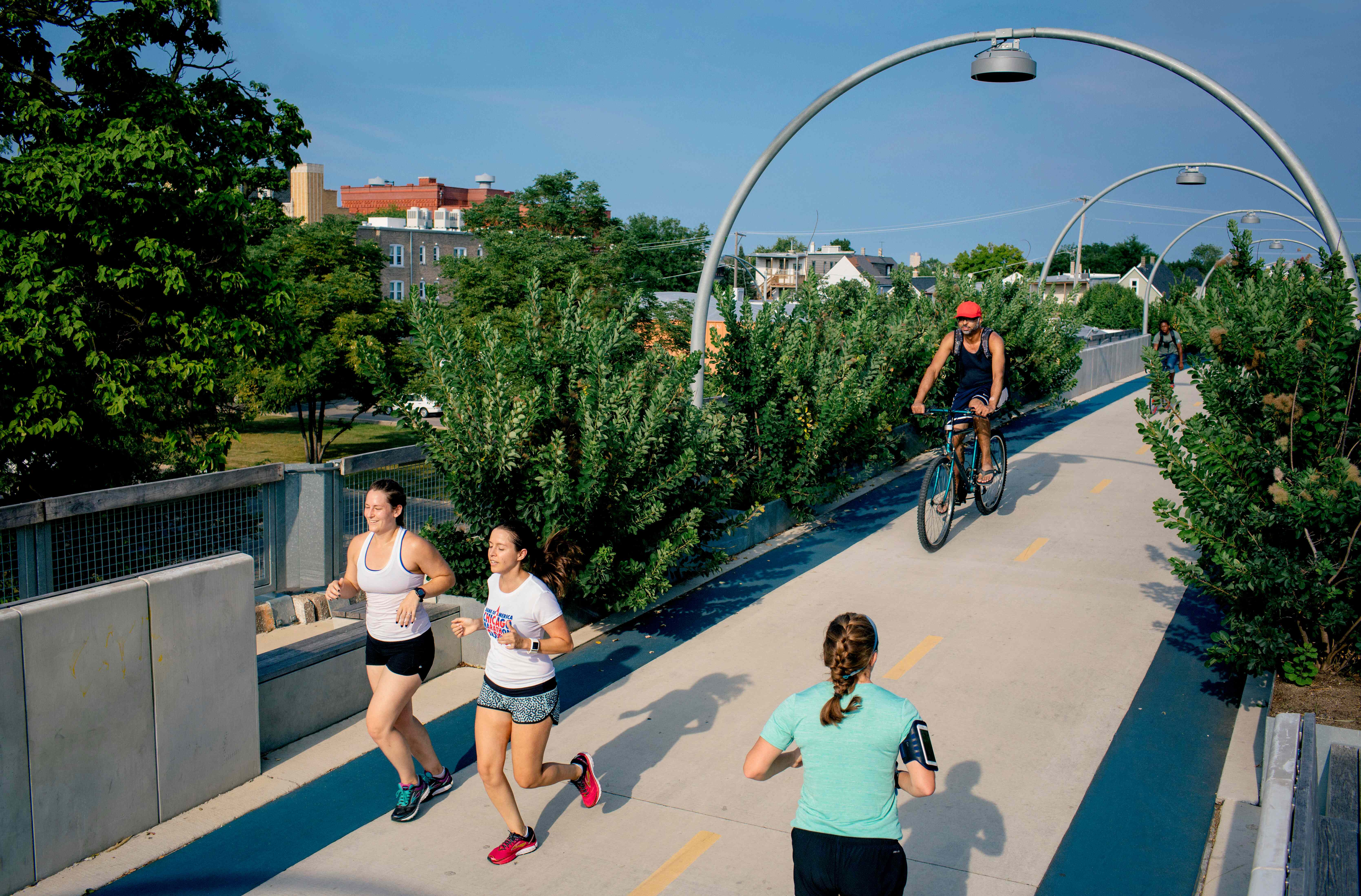 Des gens qui courent et font du vélo sur le pont cyclable 