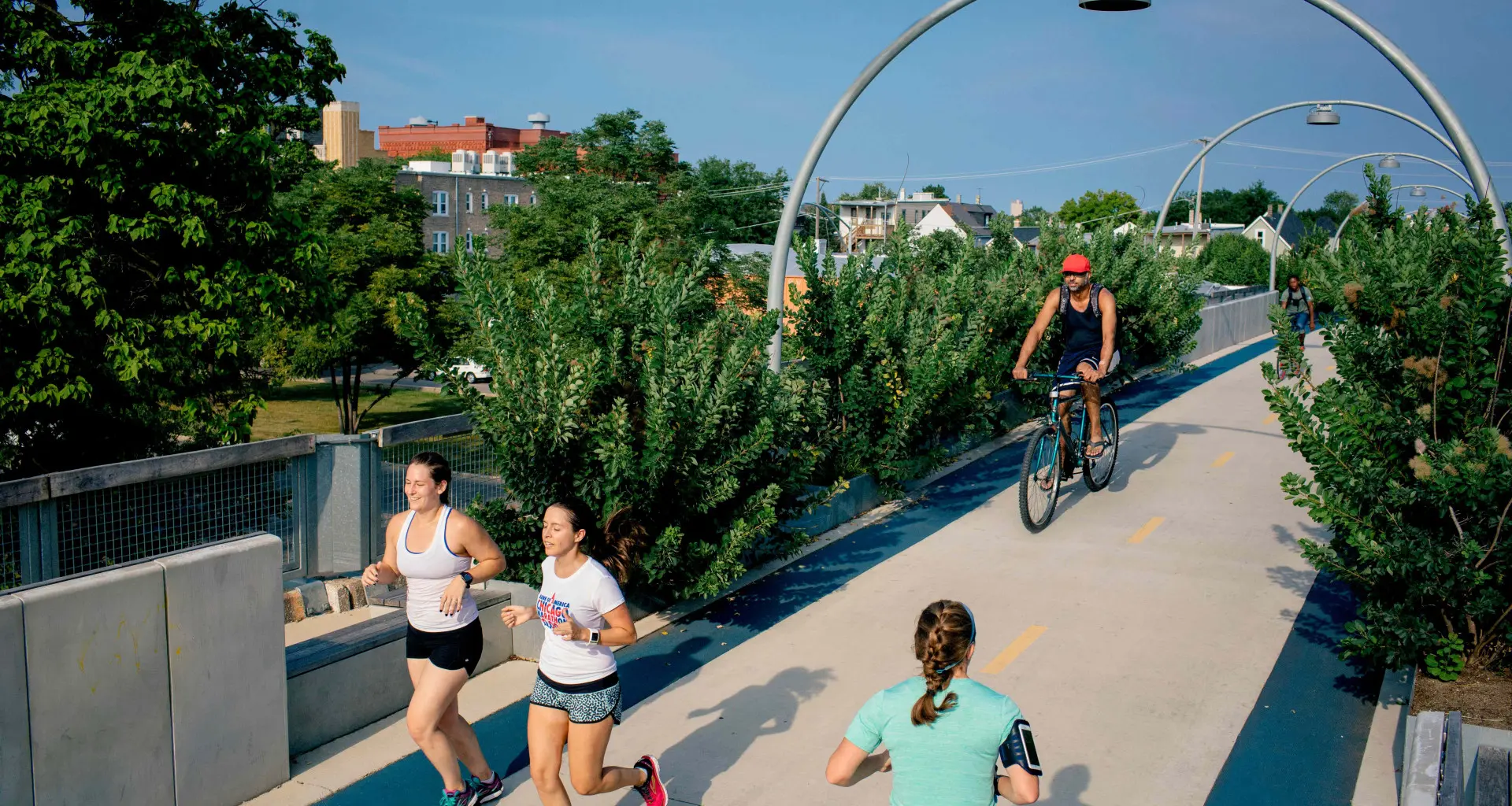 Des gens qui courent et font du vélo sur le pont cyclable