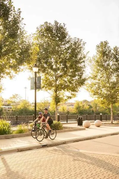 Des cyclistes sur un sentier en été à Elgin.