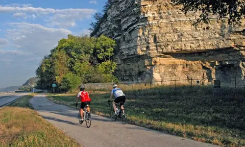 Deux cyclistes sur une piste