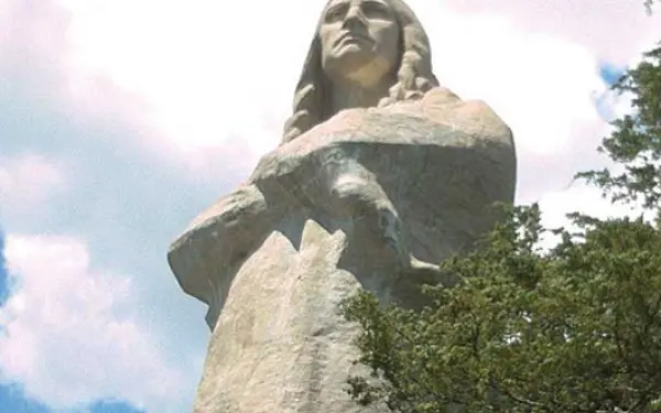 Vue sur la statue de Black Hawk entourée d'arbres