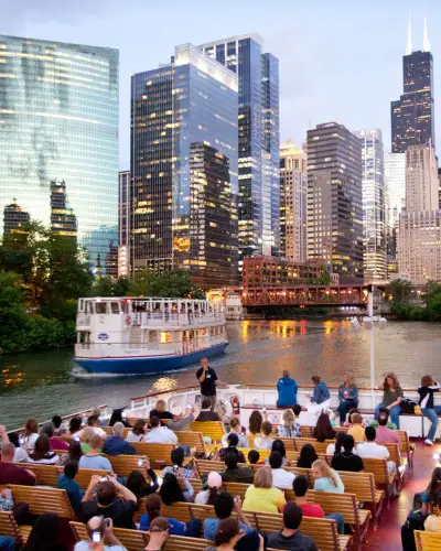 Personnes à bord d'un bateau touristique sur la rivière Chicago