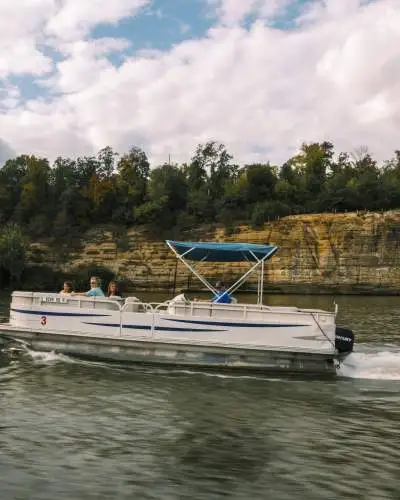 Un bateau navigue sur la rivière Illinois