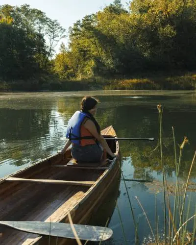 Une personne sur un canoë au camp Aramoni