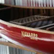 Un canoë rouge avec le logo Navarro Canoe.