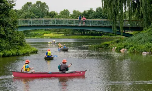 Personnes descendant la rivière en canoë