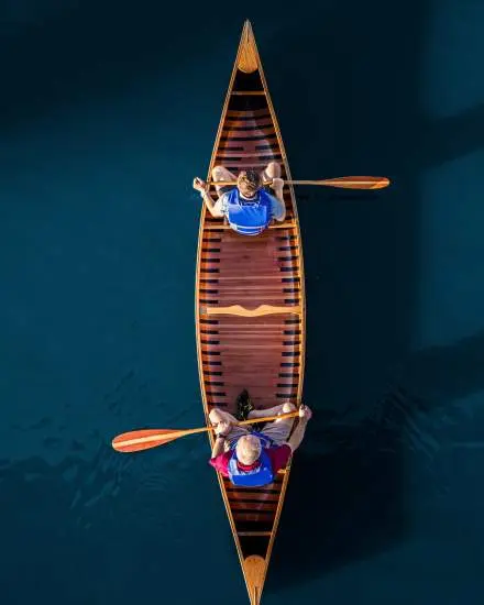 Deux personnes dans un canoë