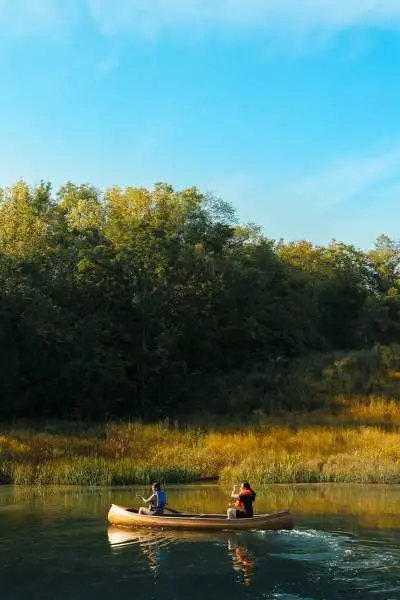 Deux personnes dans un canoë sur une rivière