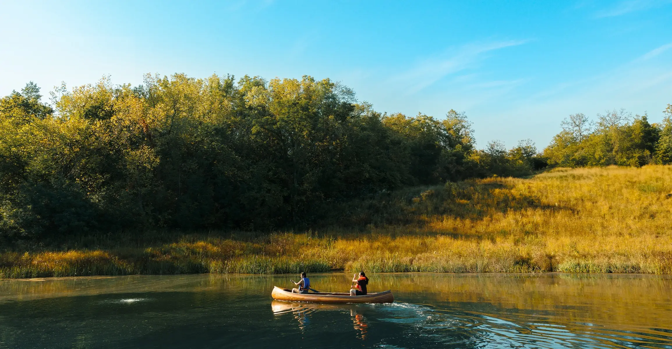 Deux personnes dans un canoë sur une rivière