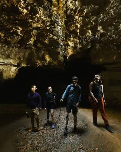 Un groupe à l'intérieur d'une grotte