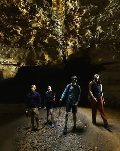 Un groupe à l'intérieur d'une grotte