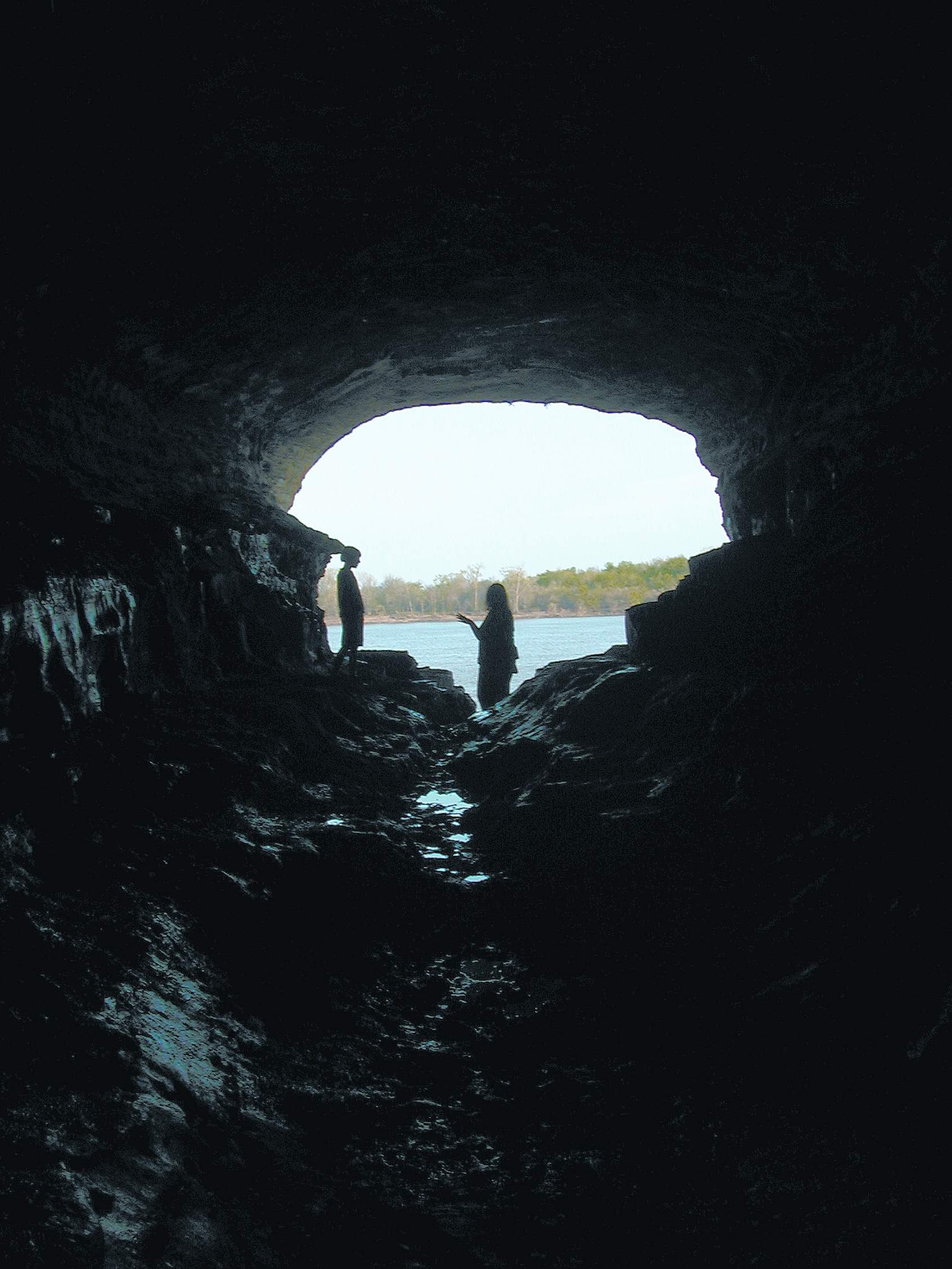 Vue de l'intérieur d'une grotte vers l'extérieur