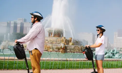 Des gens sur des scooters