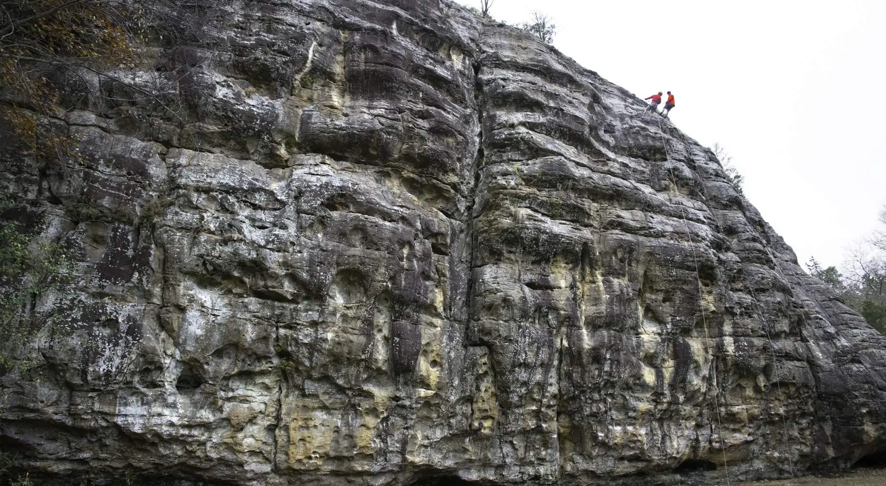 Les personnes qui escaladent la falaise de Giant City à Makanda