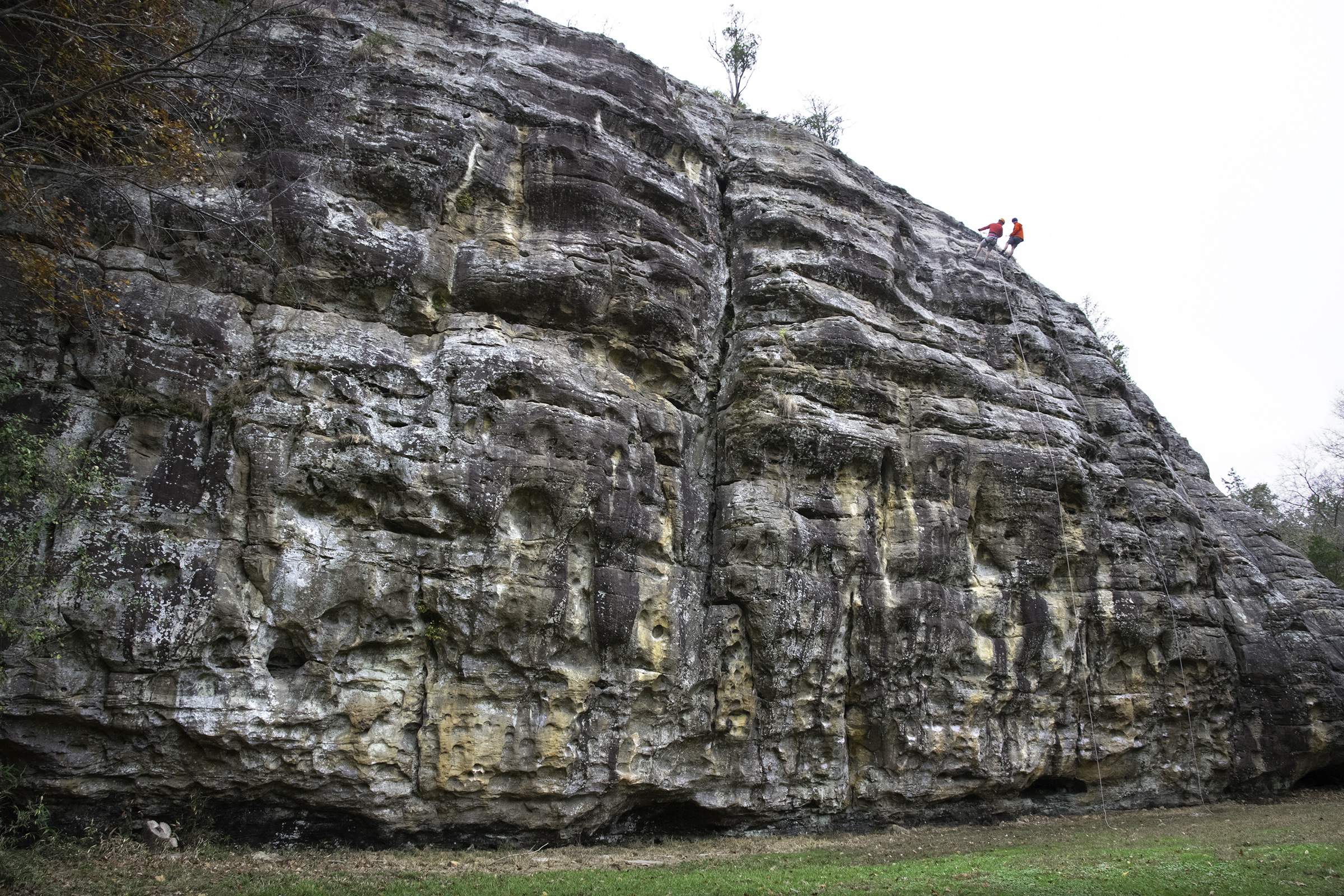 Les personnes qui escaladent la falaise de Giant City à Makanda