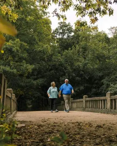 Un couple se promène dans le parc d'État de Matthiessen à Oglesby