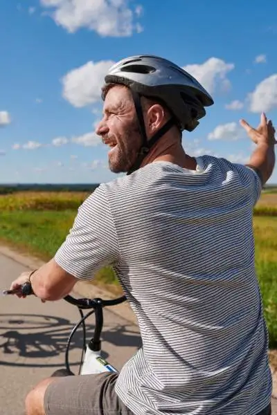 Un couple à vélo sur une route de campagne