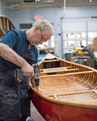 Homme construisant un bateau