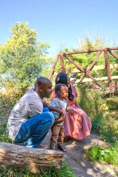 Famille observant un ruisseau