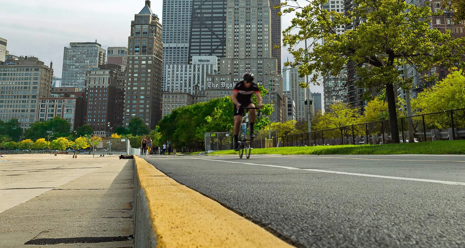 Cycliste sur la piste cyclable du bord du lac à Chicago avec la ville en arrière-plan