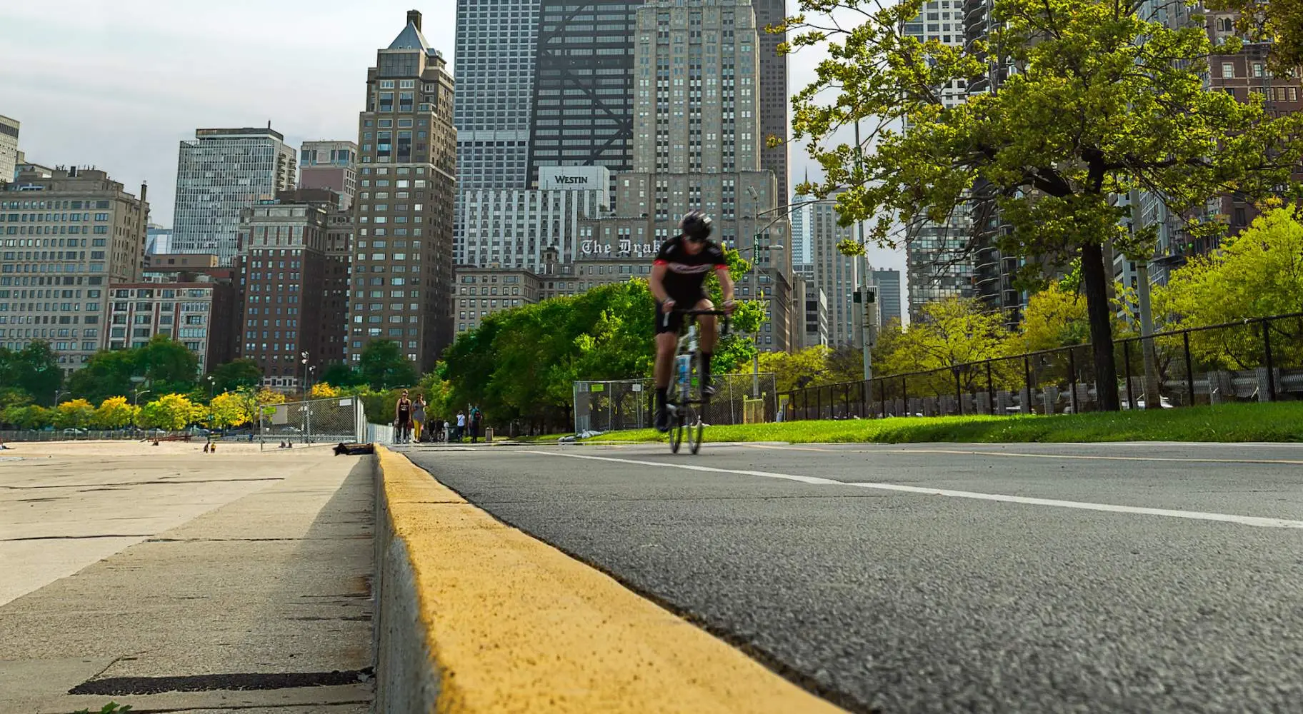 Cycliste sur la piste cyclable du bord du lac à Chicago avec la ville en arrière-plan