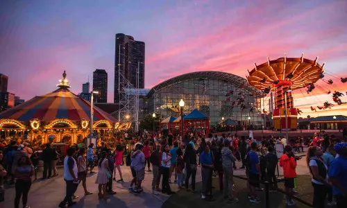 Une foire avec des gens et des manèges