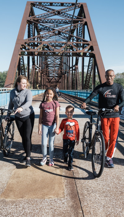 Famille avec des vélos sur un pont