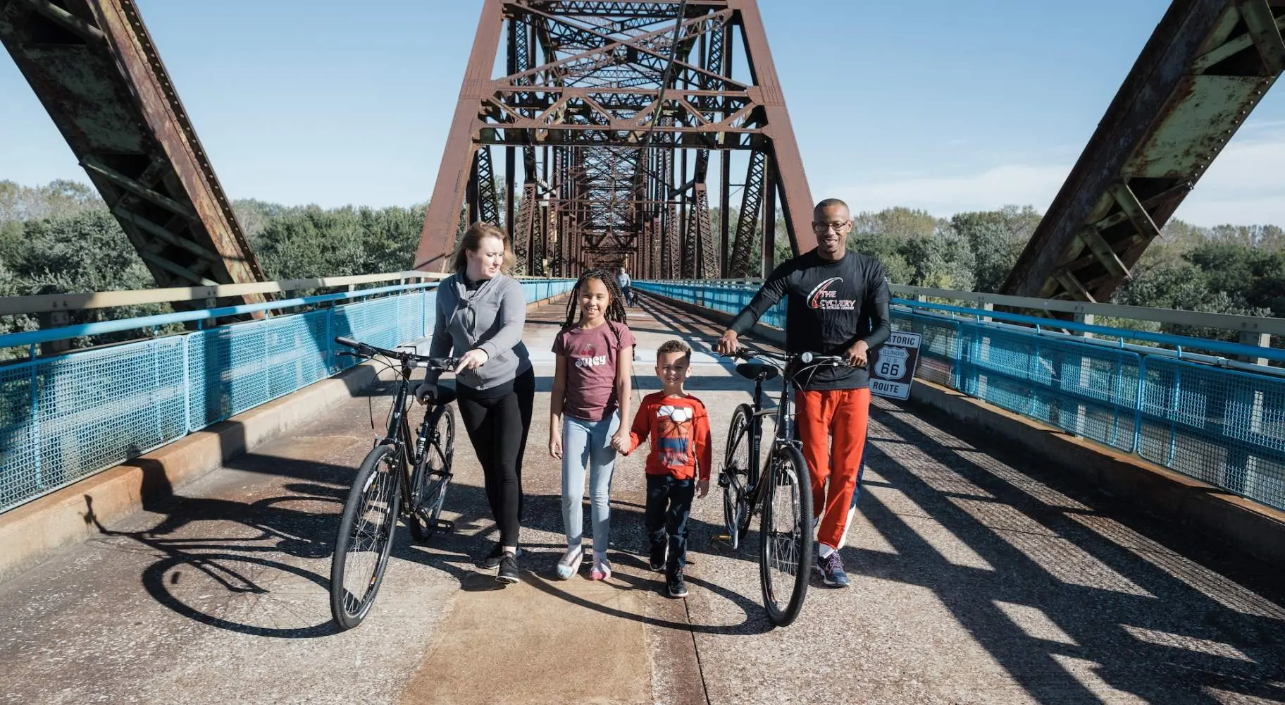 Famille avec des vélos sur un pont