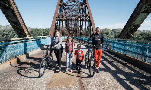 Famille avec des vélos sur un pont