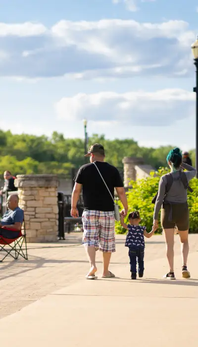 Famille se promenant à l'extérieur par une journée ensoleillée.