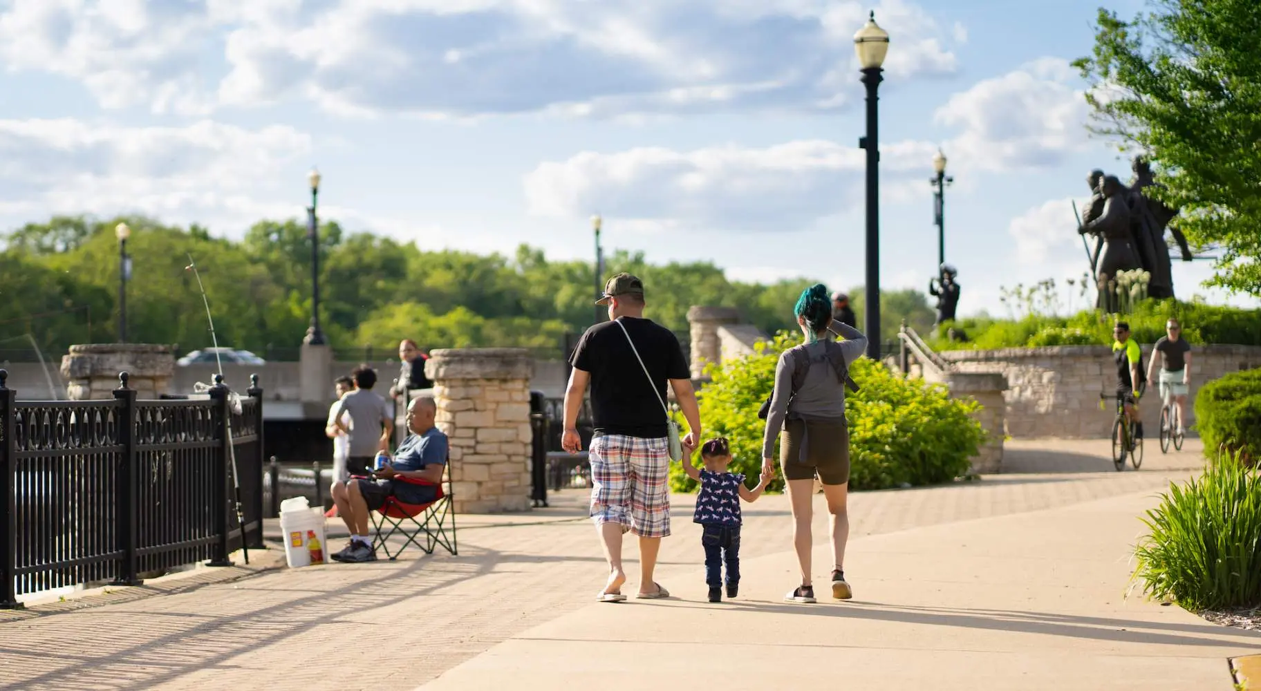 Famille se promenant à l'extérieur par une journée ensoleillée.
