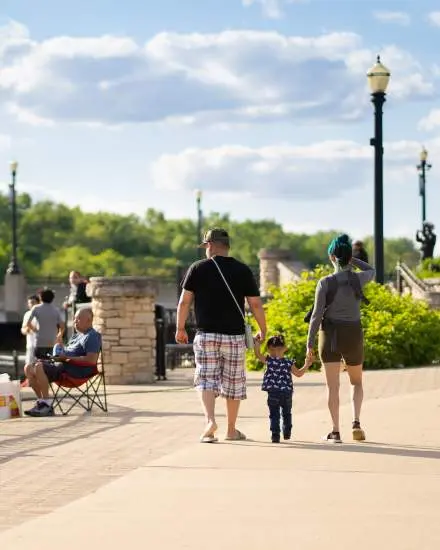 Famille se promenant à l'extérieur par une journée ensoleillée.