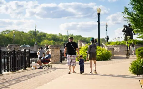 Famille se promenant à l'extérieur par une journée ensoleillée.