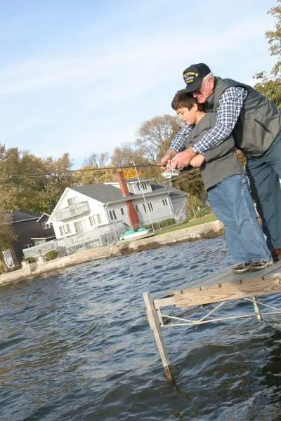 Grand-père et enfant en train de pêcher 