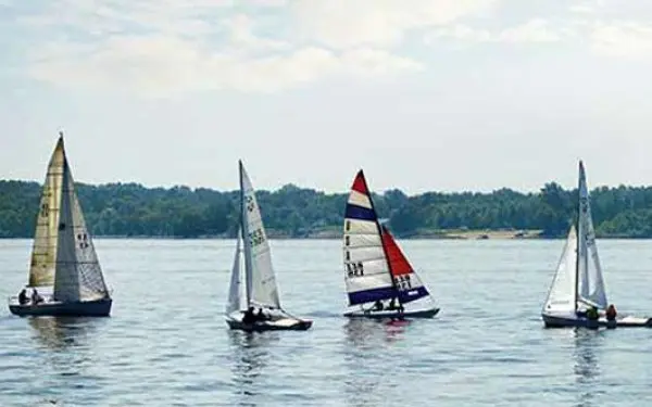 Quatre petits voiliers au loin