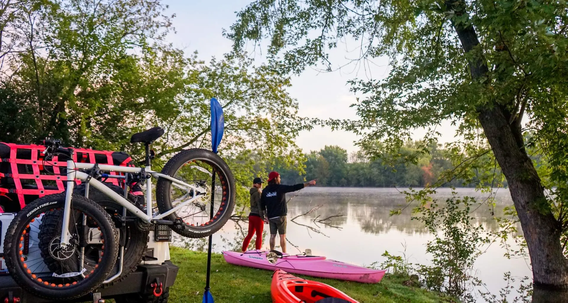Engins près d'une rivière
