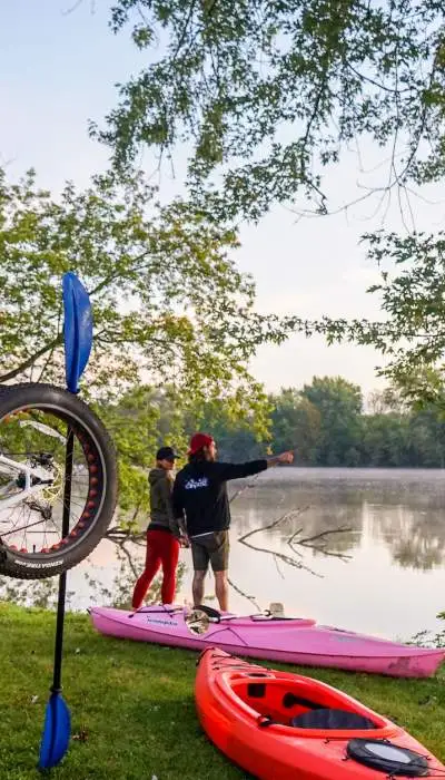 Engins près d'une rivière