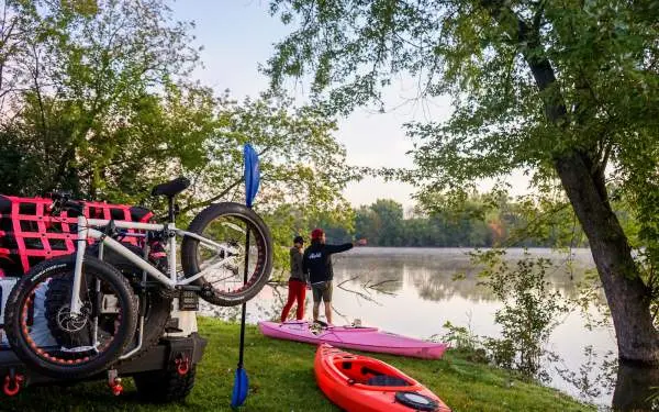 Engins près d'une rivière