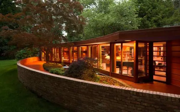 L'extérieur d'une maison éclairée