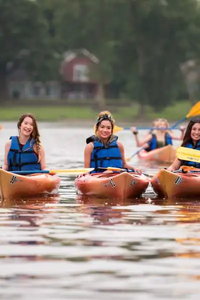 Groupe d'amis faisant du canoë.