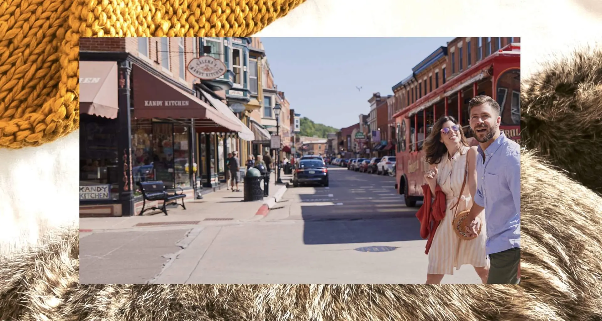 Un couple se promène dans la rue principale de Galena