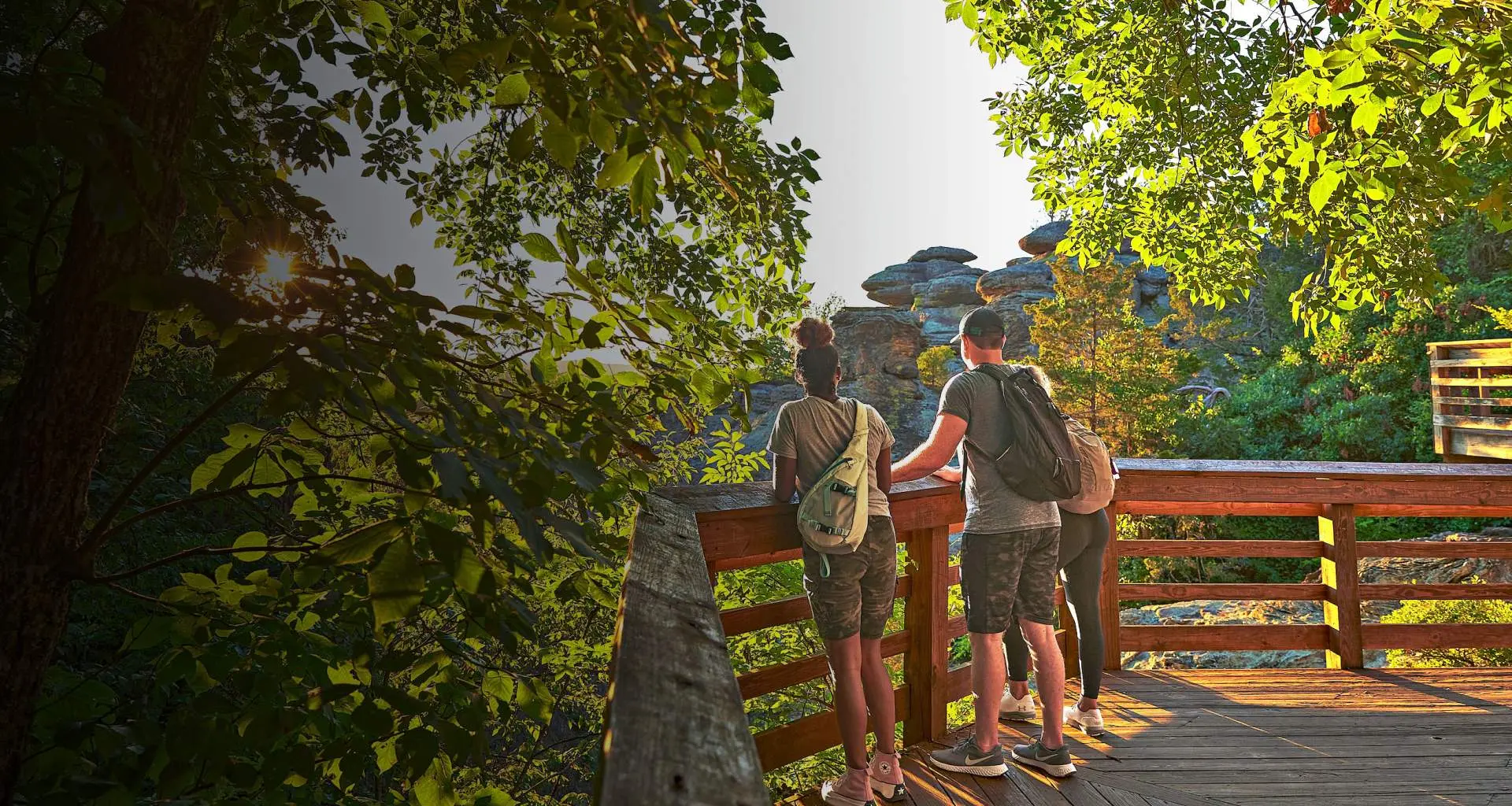 Des randonneurs observent le Jardin des Dieux depuis une plateforme d'observation