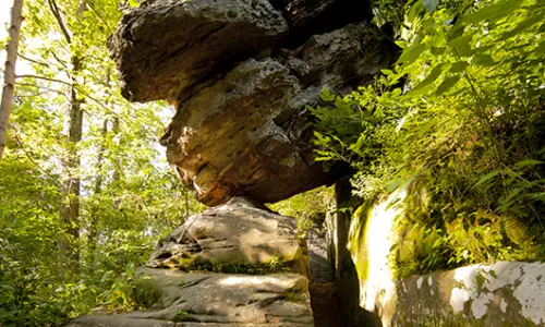 Gros rochers adossés l'un à l'autre