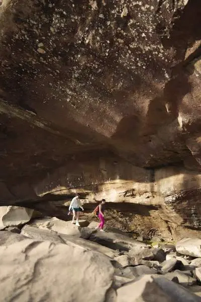 Des personnes marchent dans une grotte rocheuse