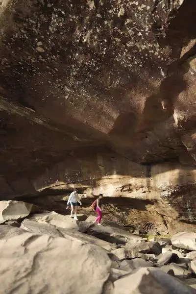 Des personnes marchent dans une grotte rocheuse