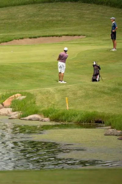 personnes jouant au golf