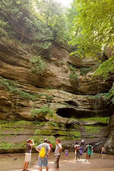 Randonneurs se reposant et admirant la cascade