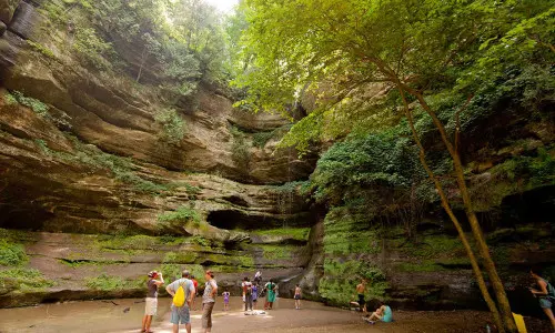 Randonneurs se reposant et admirant la cascade