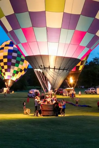 Des personnes profitent de la course de ballons de Galena la nuit.