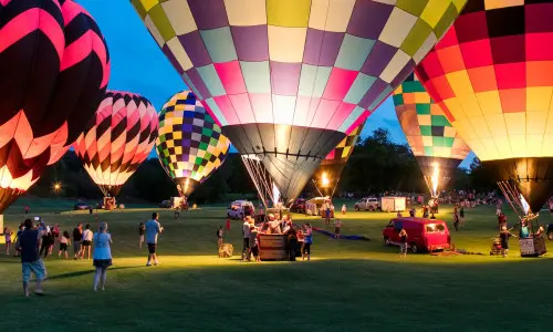 Des personnes profitent de la course de ballons de Galena la nuit.